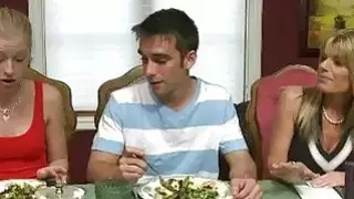 في سن المراهقة و stepmom أكلوا الصحارى اللذيذة بعد العشاء