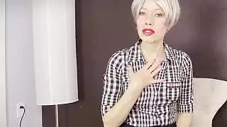 شعر مستعار يرتدي مجرفة