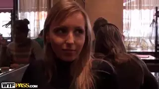 شقراء فاتنة ستايسي يفعل اللسان في المرحاض