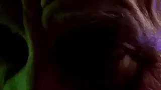 في سن المراهقة الساخنة ضربات الرجل القديم ويحصل على كس ملعوق