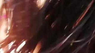 إظهار فاتنة جميلة قبالة الحمار و جروبسيكس مع الرجال سيئة