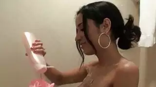 قرنية لاتينا غسل لها العضو التناسلي النسوي محلوق في الحمام