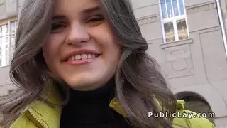 Babe تومض الثدي في الأماكن العامة للحصول على النقد