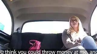 شقراء يحصل قصف في سيارة أجرة وهمية
