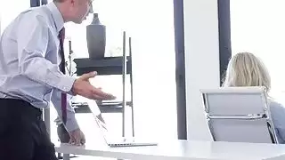 يأخذ مفلس رايان كونر بقصف الشرج في المكتب