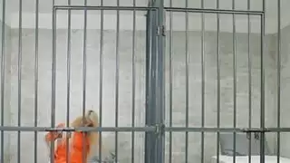 شقراء قرنية تهب حارس السجن