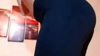 امرأة سمراء في سن المراهقة مع إغاظة الجسم المثالي على كاميرا ويب