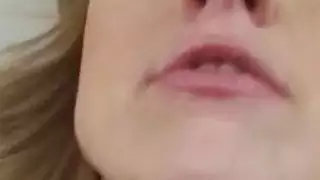 تستخدم فيكي فيكسين ثديها الكبير