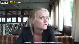 الرجل الشقراء في النظارات يستمني أثناء وجوده في المقهى