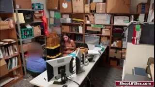 اضطر shoplifter الساخن يمارس الجنس ضابط