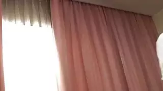 ربة منزل قرنية آنا يحصل على اللعنة المتشددين على الأريكة