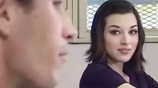 المشجعين المشاغب الساخنين يتشاركون الديك الكبير في الصف