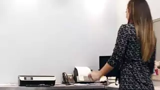 يذهب خطوة أبي كرات عميق على كس بامبي بروكس في سن المراهقة
