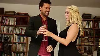 مارس الجنس على الطاولة