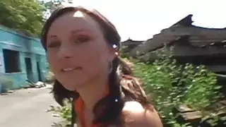 مثير ebon حبيبي يعطي الفم في الهواء الطلق