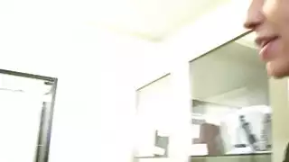 أقنع مثير فاتنة وميض الثدي للحصول على بعض المال