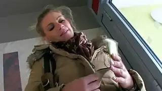 المتأنق هو إغراء playgirl مع اقتراح بذيء