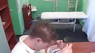 مقرف امرأة سمراء مريض ركوب الديك الأطباء