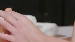يعطي Masseuse تدليك القدم ويحصل على الجنس