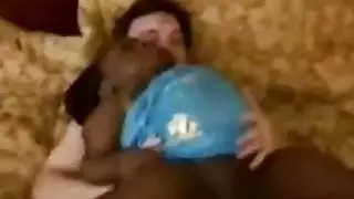 قزم أسود قذر يذهب مجنون تصاعد ديك أبيض كبير