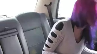 مفلس مثقوب Brit الحلق العميق في سيارة أجرة