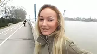 Babe هو ركوب على shlong ترصيع العملاقة على الشاطئ
