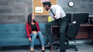 يصر شرطي ديرا على تفتيش آشلي آدمز