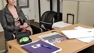 كتكوت أبيض يعطي اللسان إلى دونغ أسود في المكتب
