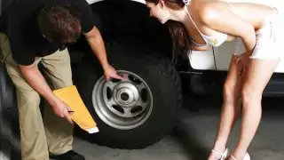 إليزابيث دارلينج تصنع قضيبًا