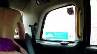 سائق سيارة الأجرة Lesbo باستخدام حزام على دسار على زبونها
