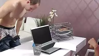 هواة الرجل تحاول أن تبقي قضيبه من الصعب في الصب