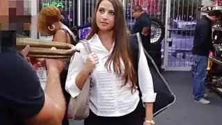 هذه السيدة كان عندها حمار رائع و بزاز طبيعية لطيفة