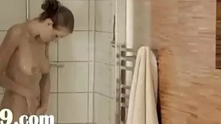 الوصول إلى النشوة الجنسية في الحمام الجائع