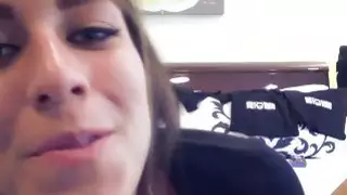في سن المراهقة القلب Throb’s الهرة Throbs