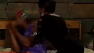 كوغار فتاة سوداء تغذية لها كس ناضجة مع الشباب ضخمة ديك الأبنوس