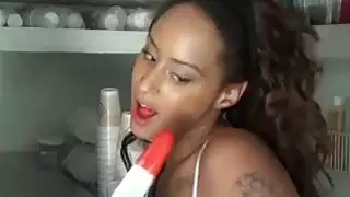 امرأة سمراء جميلة فاتنة استغل من قبل الرجل قرن عن بعض النقود