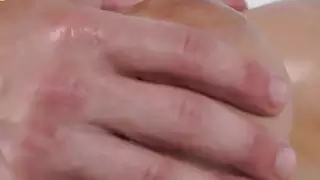 يحصل عارية شقراء ضخمة تدليك الثدي