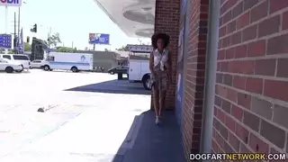 أيفي شيروود تمتص الديك في gloryhole