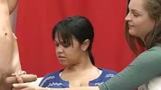 امرأة جنسية في ثوب التحديق في رجل استمناء