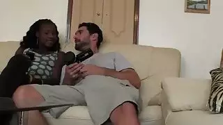 مثليه الأفريقية مع الانحناء شركة الغنيمة ويحصل على كس انتهكت من قبل الديك الأبيض