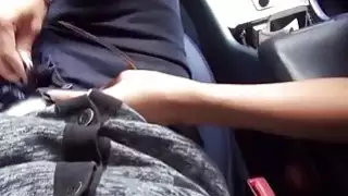 ضيق hitchhikes في سن المراهقة وقصفت في المقعد الخلفي