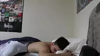 تومي يحصل على ما يأتي له من صديقته.