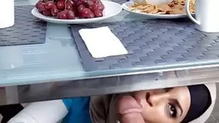 اثنين من السيدات كبيرة الثدي العربية حصة الديك على الأريكة
