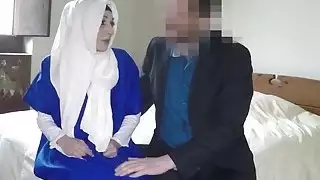 صديقة عربية مثيرة تكشف عن جسم طبيعي مذهل و تحصل على اللعنة في الفندق