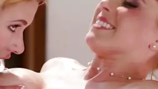 لعق المتشددين جدا على طول الطريق إلى كس جميلة جدا
