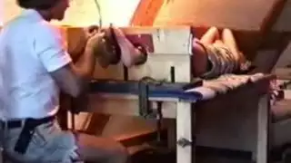 قدم لا ترحم تعذيب دغدغة على رأس سيدة شابة حمراء