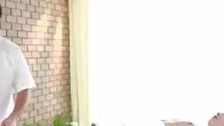 شقراء wanks مدلك ديك حتى يحصل على الثدي شاعر