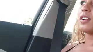 شقراء في سن المراهقة لاتينا ضجيجا في سيارة بوف