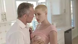 إنها تستسلم لرغباتها