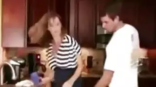 Stepmom مغوي من قبل Stepson لها - بعد وفاة زوجها - Hotmoza.com